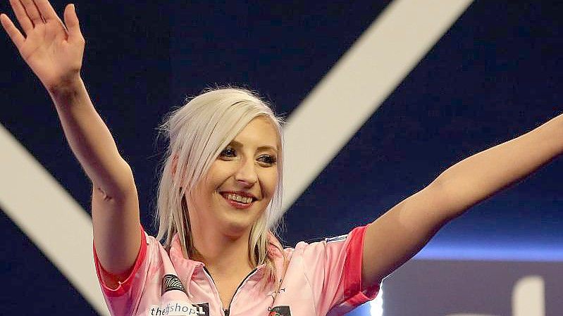 Fallon Sherrock, die derzeit beste Frau im Darts. Foto: Steven Paston/PA Wire/dpa