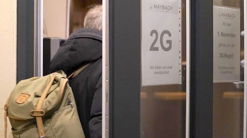 „2G“ steht auf einem Schild vor einem Restaurant in Hamburg. Die Zahl der bundesweiten Corona-Neuinfektionen hat einen neuen Höchststand erreicht. Foto: Marcus Brandt/dpa