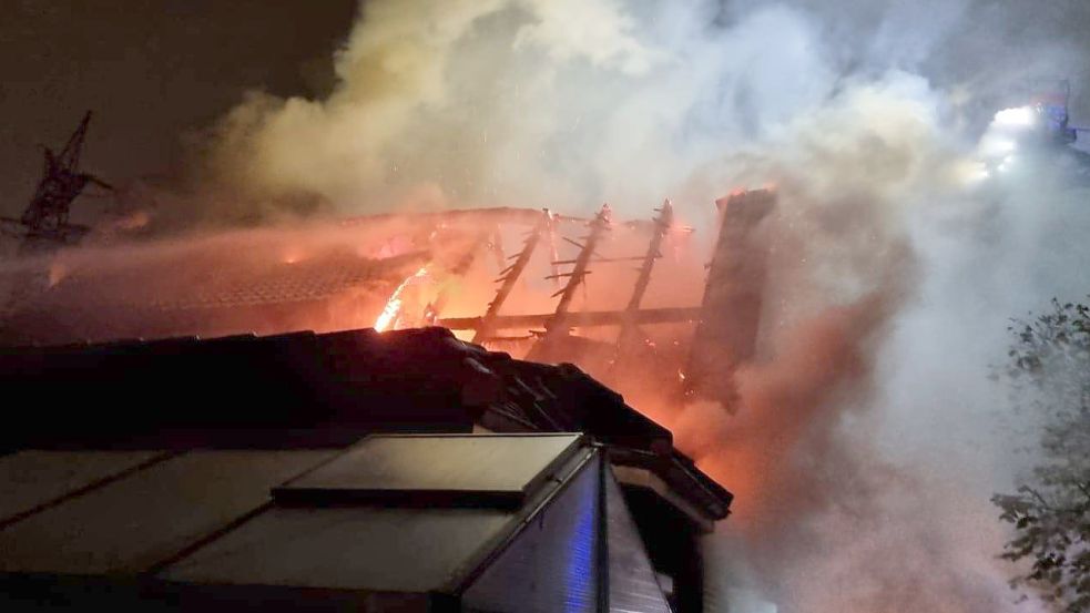 Der Dachstuhl stand in Flammen. Foto: Feuerwehr