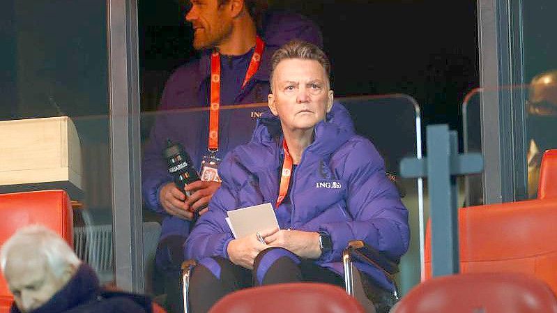 Verfolgte die Partie wegen einer Hüftverletzung im Rollstuhl sitzend von der Tribüne aus und gab per Telefon Anweisungen: Louis van Gaal. Foto: Koen Van Weel/ANP/dpa