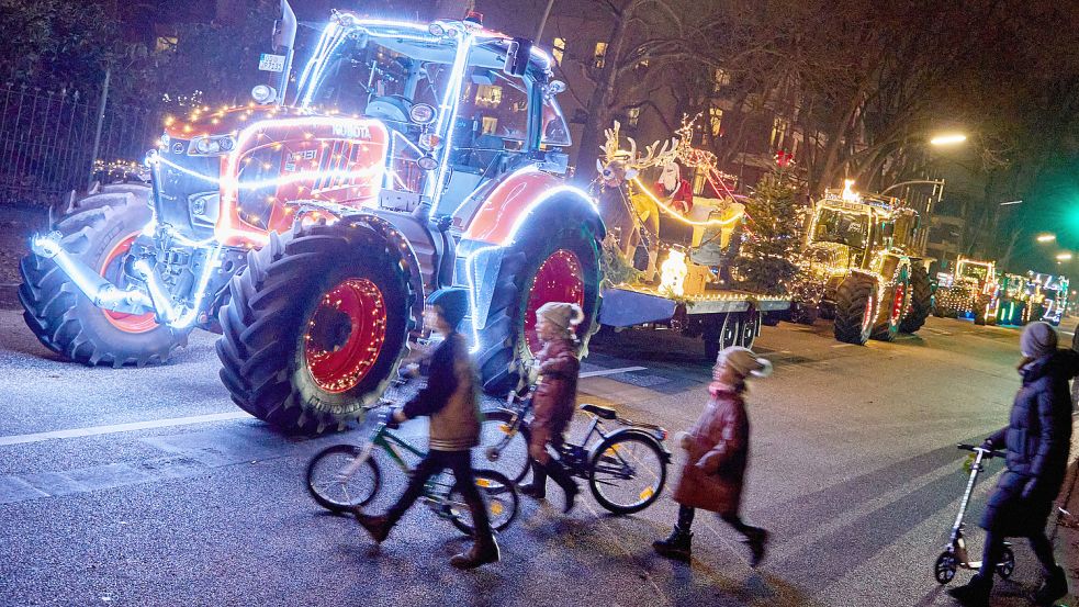 Einen Adventsumzug mit modernen Schleppern und Oldtimern – ähnlich wie bei dem abgebildeten Treckerkorso durch Hamburg-Eppendorf – hat die Landjugend Sedelsberg geplant. Noch ringen die Sedelsberger um eine Genehmigung. Foto: Fertig