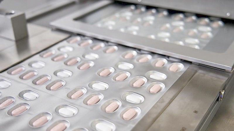 Dieses von Pfizer via AP zur Verfügung gestellte Bild zeigt die vom Unternehmen hergestellten Pillen gegen Covid-19. Foto: Uncredited/Pfizer/dpa