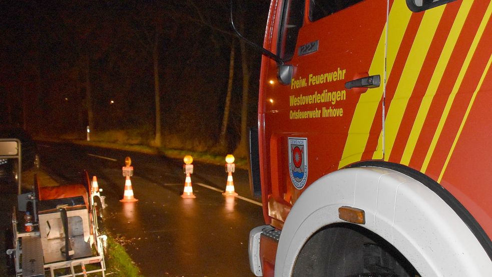 Die Feuerwehren aus Esklum und Ihrhove mussten die Kreisstraße zwischen Esklum und der Bundesstraße voll sperren. Ein Lohnunternehmen hatte die Esklumer Straße mit klebrigem Klei stark verdreckt. Foto: Ammermann