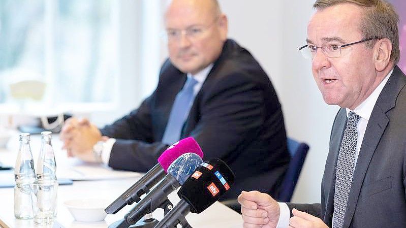 Arne Schönbohm (l), Präsident des Bundesamtes für Sicherheit in der Informationstechnik (BSI) und Boris Pistorius (SPD), Innenminister von Niedersachsen, sprechen auf einer Pressekonferenz zu einer Kooperationsvereinbarung zur Cybersicherheit zwischen dem Land Niedersachsen und dem BSI. Foto: Moritz Frankenberg/dpa