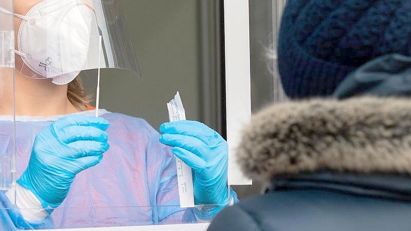 Eine medizinische Mitarbeiterin in Hannover-Laatzen testet eine Patientin auf das Corona-Virus. Corona-Daten aus mehreren Bundesländern deuten auf einen wesentlich höheren Anteil an Neuinfektionen unter Ungeimpften hin als unter Menschen mit vollständigem Impfschutz. Foto: Julian Stratenschulte/dpa