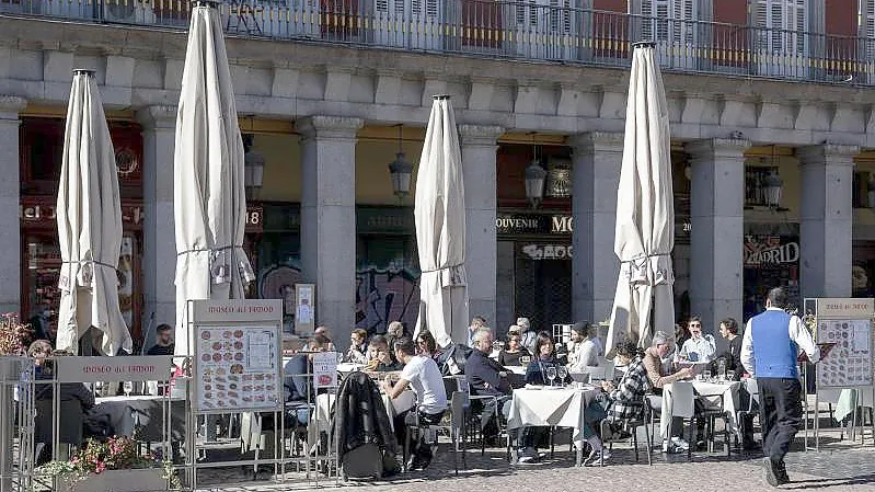 Kunden sitzen auf einer Terrasse in Madrid. In Spanien ist die Corona-Lage derzeit entspannt. Foto: A. Pérez Meca/EUROPA PRESS/dpa