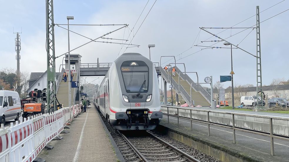 Beim Bahnhof in Augustfehn ist die neue Fußgängerbrücke (im Hintergrund) errichtet worden. Ab dem 3. Dezember wird dann der neue Außenbahnsteig (rechts) in Betrieb genommen, der unter anderen für Fahrten nach Leer genutzt wird. Foto: Hellmers