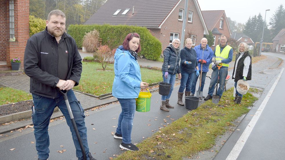 Die freiwilligen Helfer arbeiteten sich vom Blumengeschäft Mareikes Lindenblüte in Richtung Denkmal vor. Foto: Weers