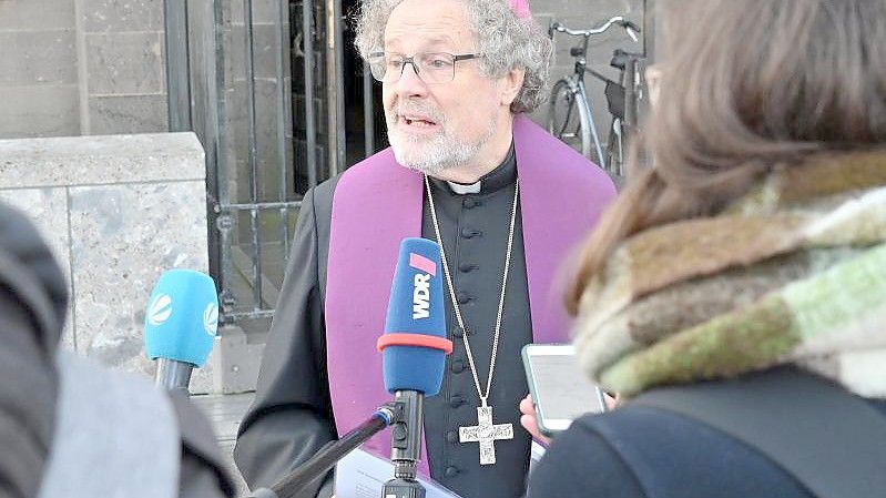 Diözesan-Administrator Rolf Steinhäuser gibt nach dem Bußgottesdienst des Erzbistums Köln im Zuge der Aufarbeitung sexueller Gewalt vor dem Dom ein Statement ab. Foto: Henning Kaiser//dpa