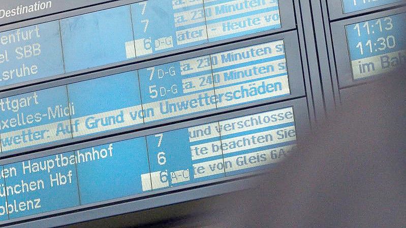 Eine Anzeigetafel in der Halle des Kölner Hauptbahnhofs weist auf Verspätungen hin. Foto: Henning Kaiser/dpa