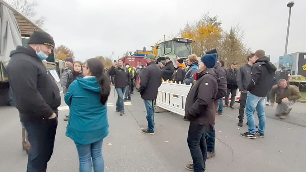 Die Landwirte haben sich zu Kundgebungen vor dem Edeka-Zentrallager in Wiefelstede versammelt. Fotos: privat