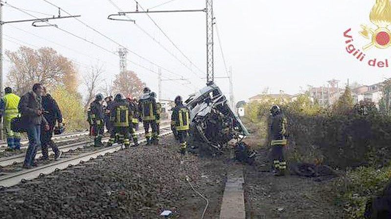 Handout der italienischen Feuerwehr zeigt einen Blick auf die Unfallstelle. Ein Kleinbus war von der Fahrbahn abgekommen, auf Bahngleise geraten und von einem Zug erfasst worden. Foto: -/Vigilfuoco.it/dpa