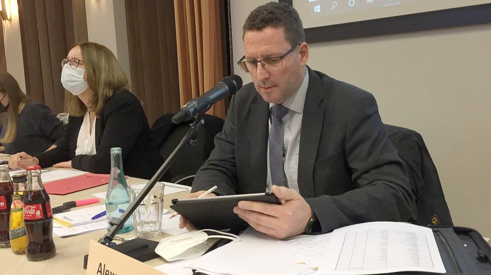 Von allen im Rat wurde Alexander Frank (CDD) zum Ratsvorsitzenden gewählt. Links neben ihm sitzt Verwaltungsmitarbeiterin Beate Bäuerle. Foto: Schneider-Berents