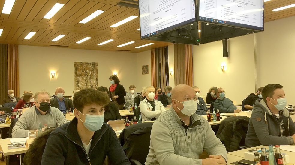 Bis auf Anja Troff-Schaffarzyk (SPD) und Bürgermeister Heinz Trauernicht war der Rat der Gemeinde Uplengen in der konstituierenden Sitzung komplett. Foto: Schneider-Berents