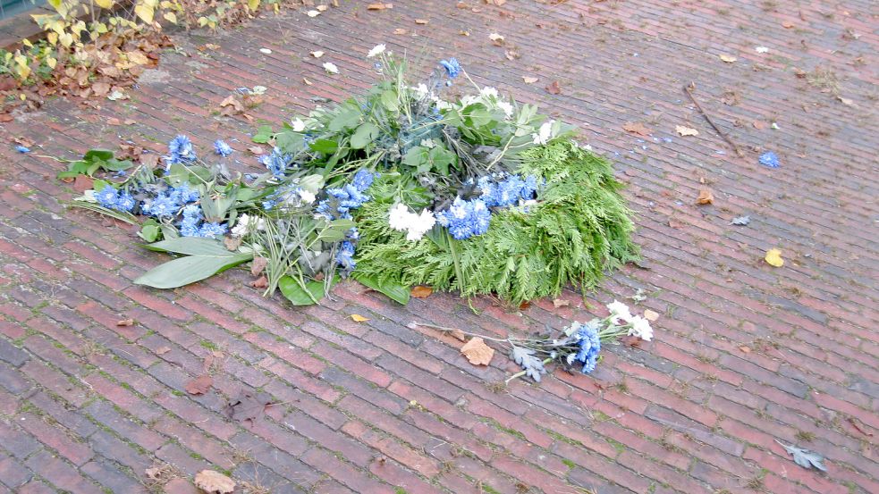 Zerfleddert und weggeworfen lag der Kranz zum Gedenken an die Pogromnacht auf dem Nachbargrundstück der ehemaligen Synagoge. Foto: Polizei