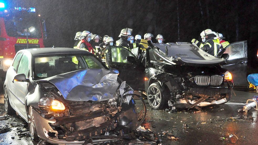 Die beiden Fahrzeuge wurden stark beschädigt. Foto: Wolters