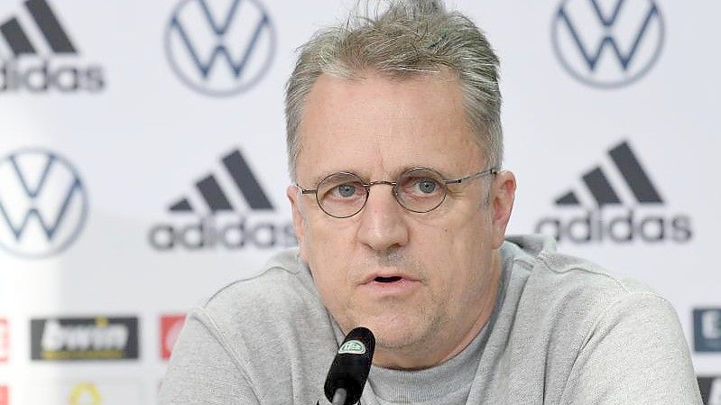 Fordert ungeimpfte Profis zur Impfung auf: DFB-Arzt Tim Meyer. Foto: Swen Pförtner/dpa