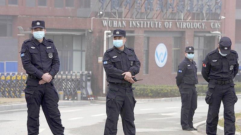 Sicherheitspersonen stehen vor dem Eingang des Wuhan Instituts für Virologie (WIV. (Archivbild). Foto: Ng Han Guan/AP/dpa