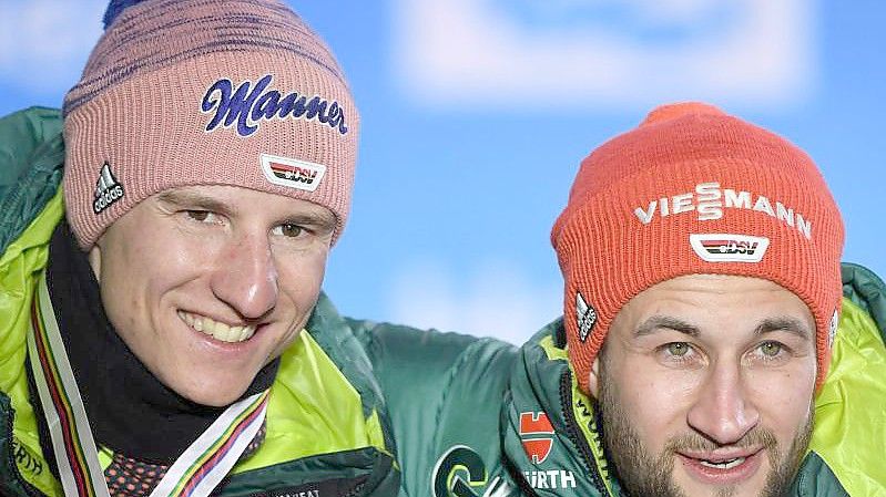 Starten ambitioniert in die Skisprung-Saison: Markus Eisenbichler (r) und Karl Geiger. Foto: Hendrik Schmidt/dpa-Zentralbild/dpa