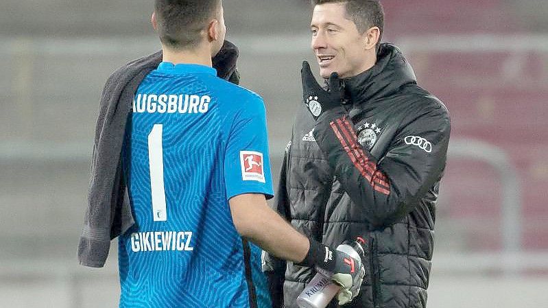 Polnisches Duell in Augsburg: FCA-Keeper Rafal Gikiewicz (l) erwartet Landsmann Robert Lewandowski mit dem FC Bayern. Foto: Sven Hoppe/dpa