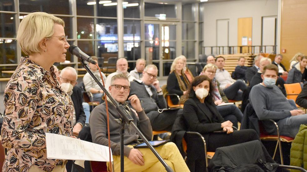 Als „respektlos“ bezeichnete Hebammen-Sprecherin Regina Peters-Trippner (am Mikrofon) den Umgang mit ihren Berufskolleginnen bei der Diskussion im Friesoyther Forum am Hansaplatz. Foto: Berg