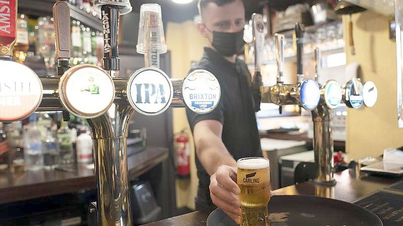 Die Menschen in Großbritannien haben in den Corona-Lockdowns des vergangenen Jahres statt Bier eher zu Wein gegriffen. Foto: Jon Super/AP/dpa