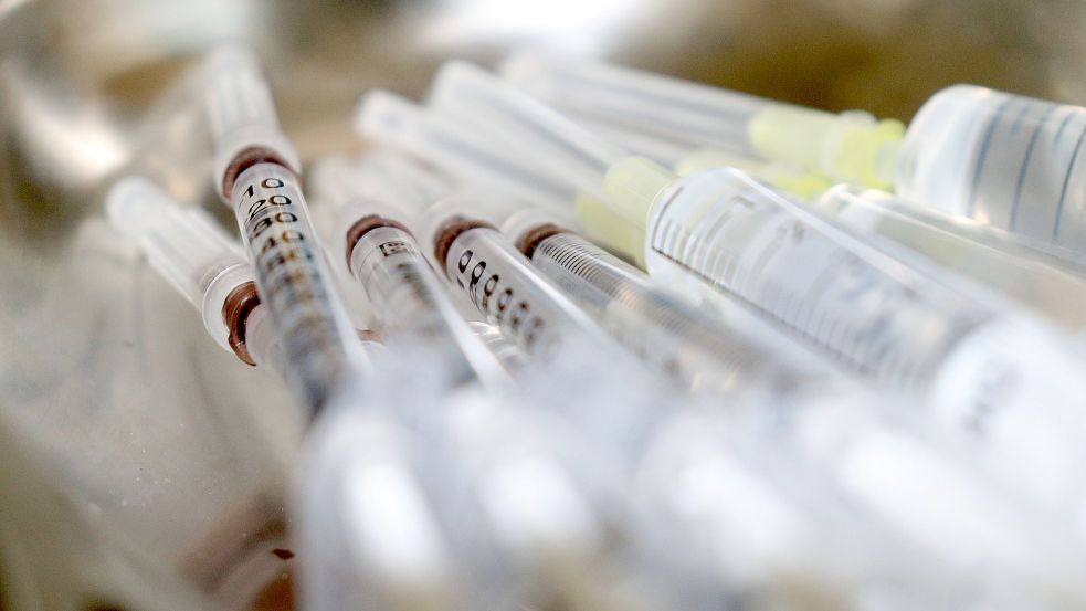 Im Landkreis Cloppenburg ist ein mobiles Impfteam im Einsatz, um Menschen gegen eine Covid19-Erkrankung zu immunisieren. Die Kreisverwaltung bittet darum, Älteren bei Booster-Impfungen den Vortritt zu lassen. Foto: Pixabay