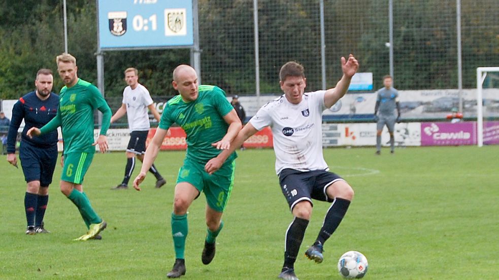 Niklas Papen (rechts) und BW Papenburg streben drei Punkte an. Foto: Reemts