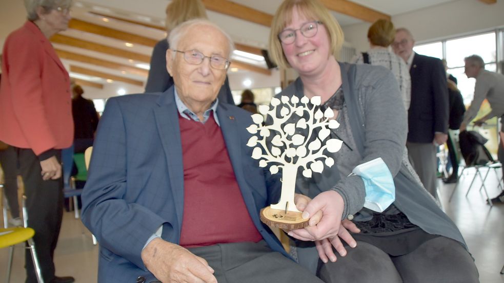 Ulrike Janssen, Schulleiterin des Albrecht-Weinberg-Gymnasiums, überreichte Albrecht Weinberg symbolisch einen Baum der Verbundenheit. Foto: Ammermann