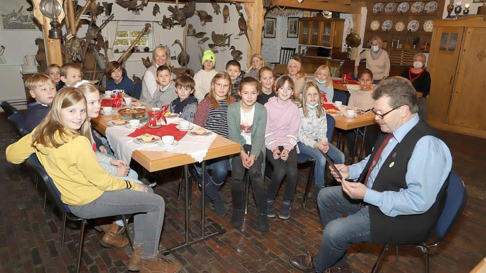 Christian Grote las den Jungen und Mädchen eine Geschichte über Geschehnisse in einer Mühle vor. Foto: Passmann