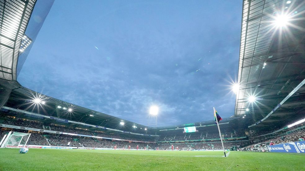 In der Flutlicht-Atmosphäre des Weserstadions hat der SV Werder schon so manch außergewöhnliches Spiel gezeigt. Unser Autor hofft dadurch auch am Samstag gegen Schalke auf einen Motivationsschub. Foto: imago images/Nordphoto