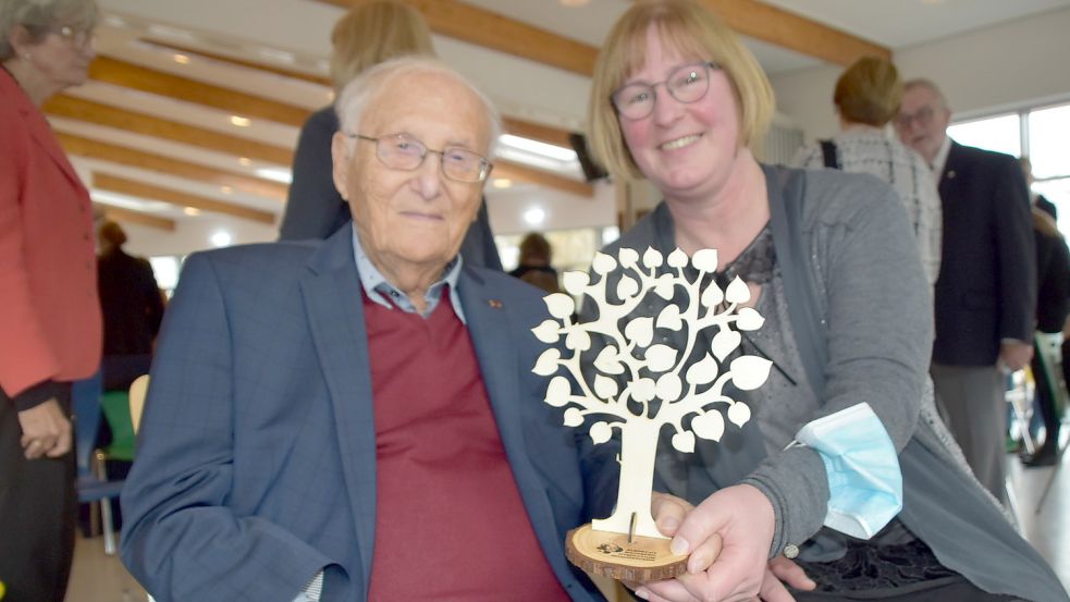 Ulrike Janssen, Schulleiterin des Albrecht-Weinberg-Gymnasiums, überreichte Albrecht Weinberg symbolisch einen Baum der Verbundenheit. Foto: Ammermann