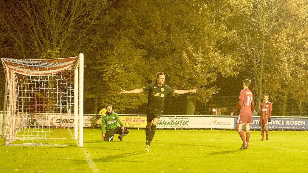Sebastian Sander bejubelt in dieser Szene den Treffer zum 0:1. Foto: Lohmann