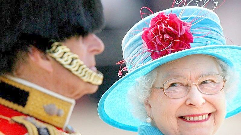 Königin Elizabeth II. und Prinz Philip auf der Horse Guards Parade im Jahr 2009. Foto: Lewis Whyld/PA Wire/dpa/Archiv