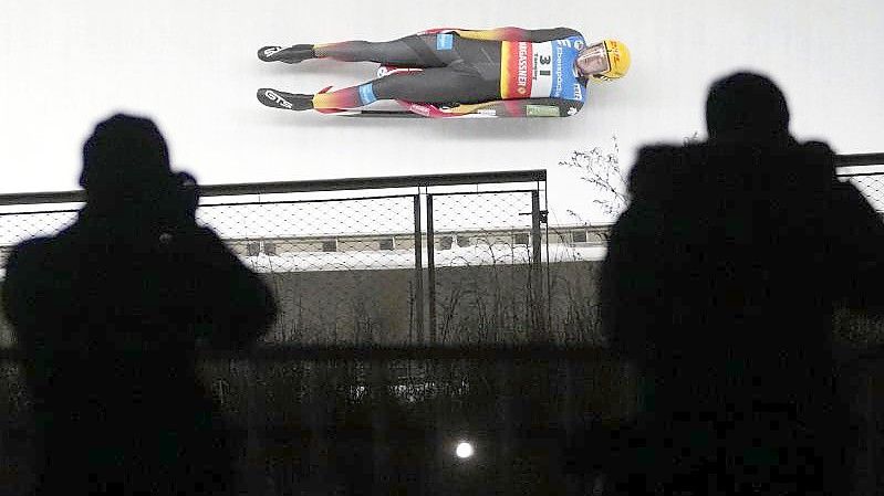 Toni Eggert und Sascha Benecken jagen im Doppelsitzer durch die Olympiabahn. Foto: Mark Schiefelbein/AP/dpa