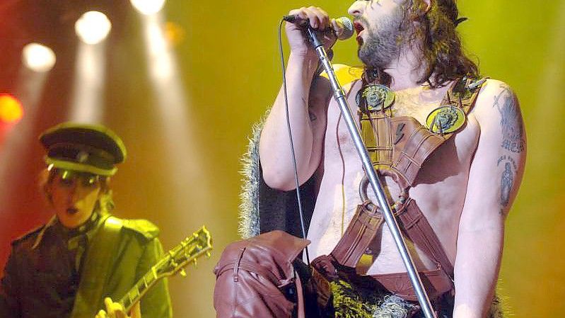 Hank von Helvete (r), damals Sänger der norwegischen Band Turbonegro, beim Musik-Festival "Rock am Ring" im Jahr 2006. Foto: Harald Tittel/dpa/Archiv