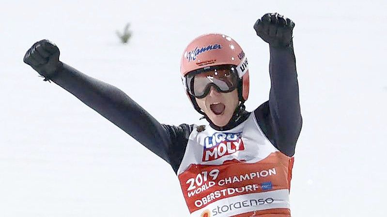 Skispringer Karl Geiger hat den Auftaktwettbewerb im russischen Nischni Tagil gewonnen. Foto: Daniel Karmann/dpa