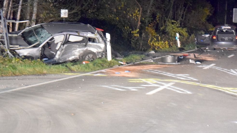 Der Fahrer des metallicsilbernen Autos (links) starb am Freitagabend bei einem Unfall in Ramsloh. Foto: Feuerwehr
