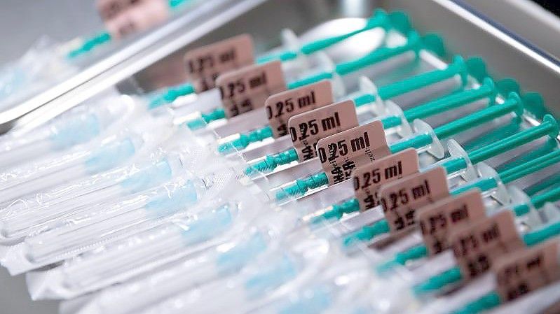 Spritzen mit dem Moderna-Impfstoff gegen das Coronavirus liegen in einem Impfzentrum bereit. Foto: Sven Hoppe/dpa