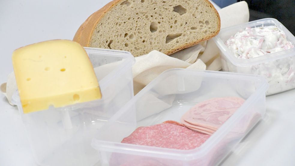 In vielen Fleischereien kann man Aufschnitt, Käse und beispielsweise Fleischsalat in mitgebrachte Behälter füllen lassen. Brot kann man im Stück in einer Jutetasche nach Hause tragen und in einem Brottopf frisch halten. Foto: Ortgies