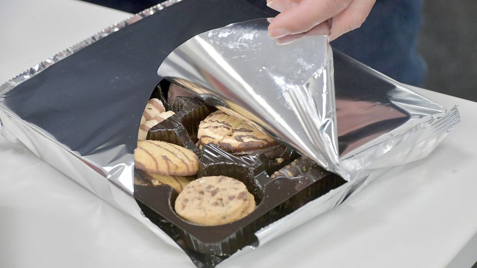 Dreifach verpackt: Diese Kekse stecken in einer Kunststoffschale, die von einer Alufolie ummantelt ist. Die äußere Verpackung besteht aus Karton. Foto: Ortgies