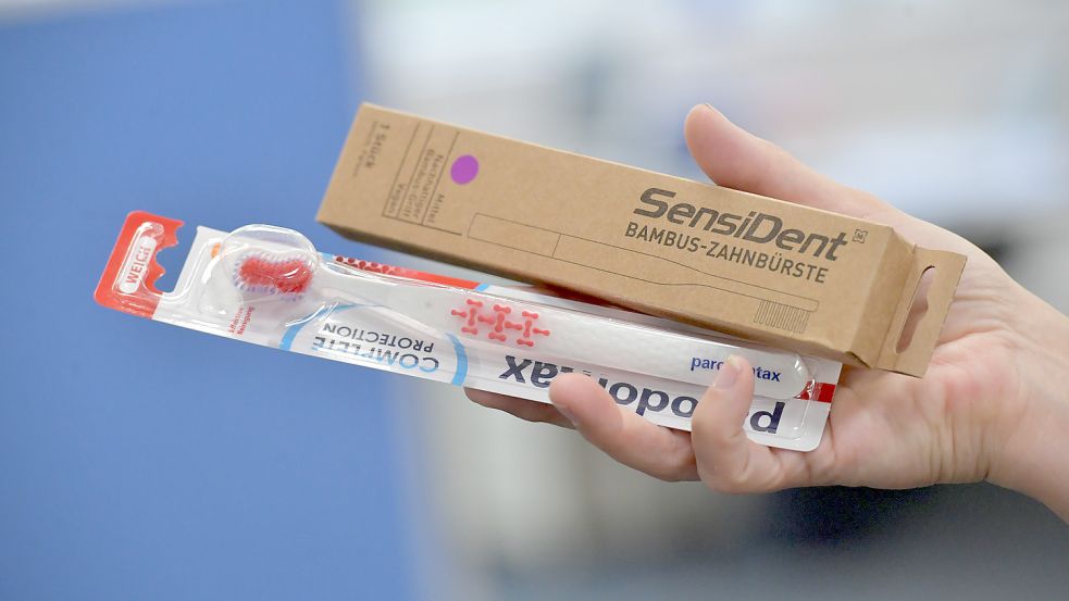 Herkömmliche Zahnbürsten werden in einer Verpackung aus Plastik und dünner Pappe angeboten. Bambuszahnbürsten aus nachwachsenden Rohstoffen stecken in einer recycelbaren Pappschachtel. Foto: Ortgies