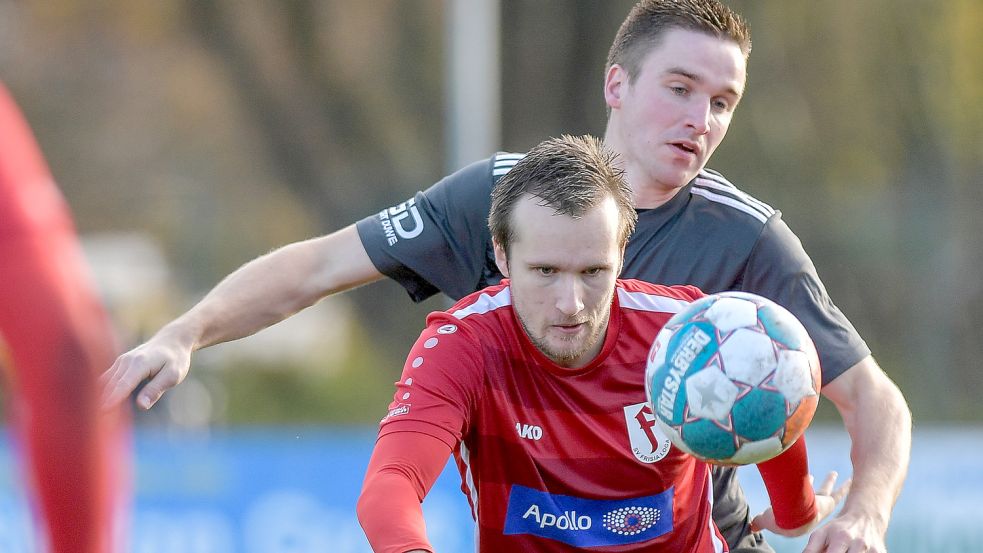Frisia Loga und der VfB Uplengen wandern zusammen in die Abstiegsrunde. Uplengen wird aber mindestens sechs Punkte mitnehmen nach den beiden Siegen gegen Frisia. Für Loga ist die Lage wesentlich bescheidener. Foto: Ortgies