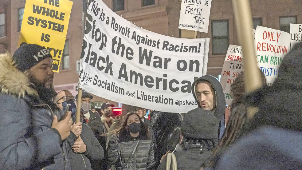 n New York protestierten bereits am Freitag Menschen gegen den Freispruch. Foto: Adar/SOPA Images via ZUMA Press Wire/DPA