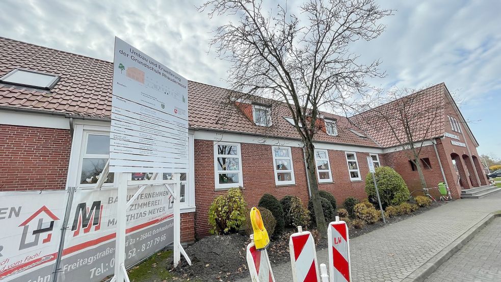 Im Mittelteil der Schule befinden sich im Obergeschoss Klassenräume. Bei den Um- und Ausbauarbeiten wurde nun ein Statikproblem in diesem Bereich festgestellt, im Erdgeschoss wurden Stützen angebracht. Foto: Janßen