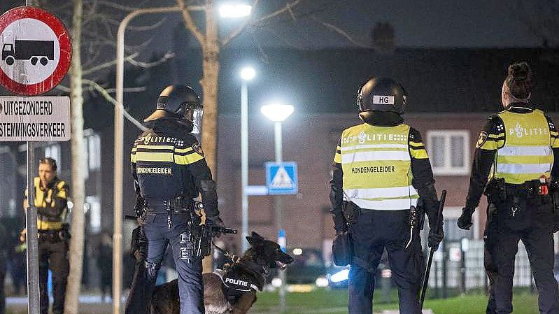 Polizisten stehen in Roermond bereit. Nach Corona-Protesten ist es in mehreren niederländischen Städten wieder zu Unruhen und gewaltsamen Ausschreitungen gekommen. Foto: Rob Engelaar/ANP/dpa