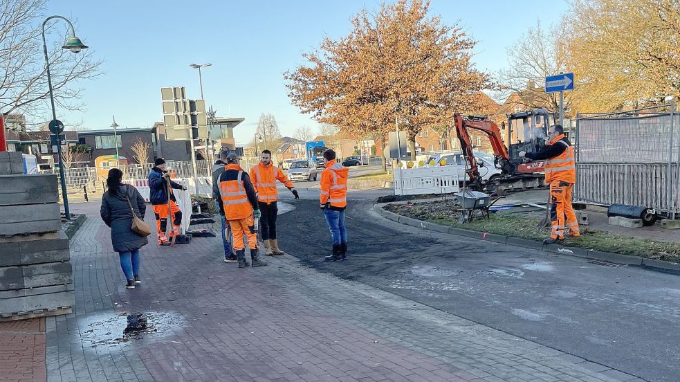 Die Kreisel-Ausfahrt beim Rhauderfehner Rathaus in Richtung Ostrhauderfehn wird aller Voraussicht noch fünf Tage lang gesperrt sein. Foto: Münch