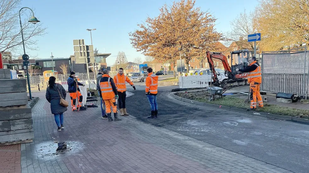 Die Kreisel-Ausfahrt beim Rhauderfehner Rathaus in Richtung Ostrhauderfehn wird aller Voraussicht noch fünf Tage lang gesperrt sein. Foto: Münch