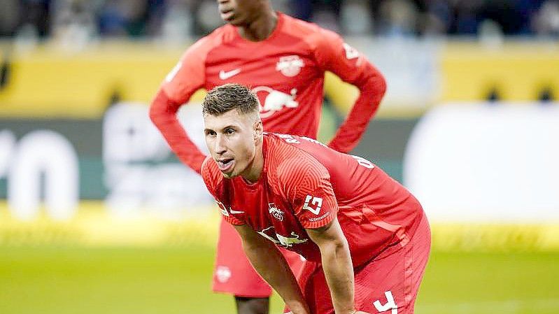 Willi Orban (r) ist überzeugt, dass man die Europa League erreichen wird. Foto: Uwe Anspach/dpa