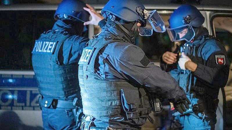 Die Polizei hat bei Razzien in mehreren Ländern gegen sogenannte „Planenschlitzer“ mehrere Verdächtige festgenommen. Foto: Lino Mirgeler/dpa